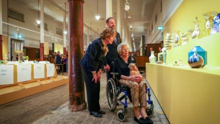 La princesse Astrid de Norvège (dans le fauteuil) dans un musée d'Oslo, en Norvège, le 6 février 2025