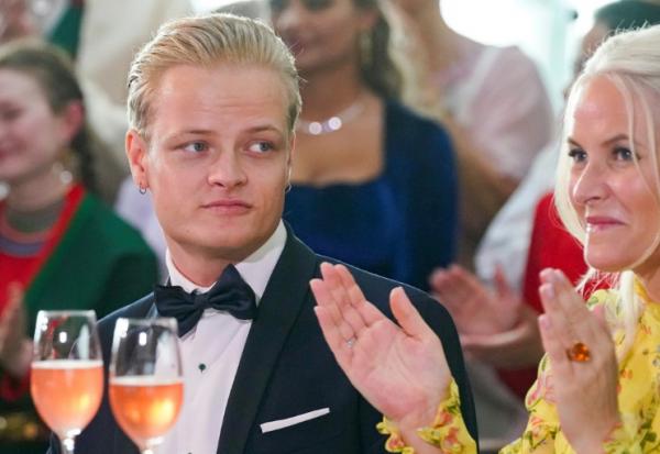 Marius Borg Høiby aux côtés de sa mère, la princesse héritière de Norvège Mette-Marit (d), le 16 juin 2022 à Oslo