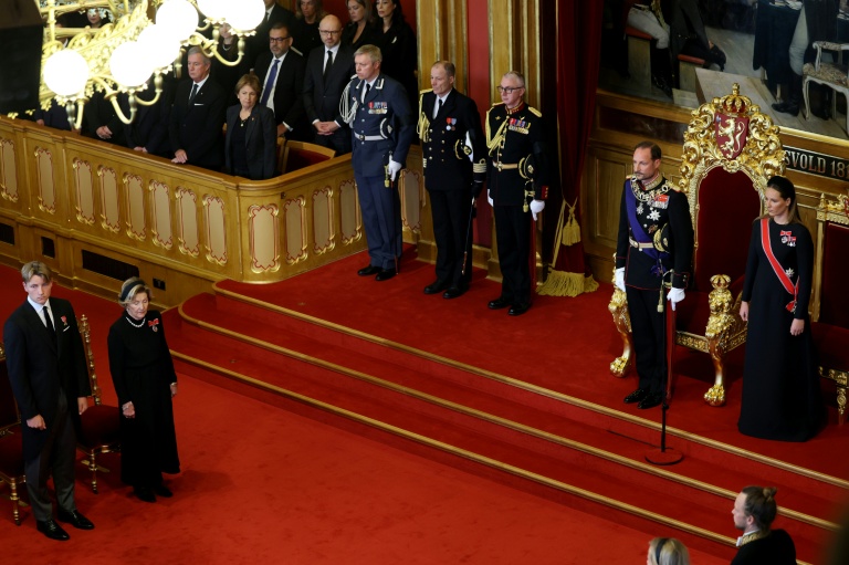 Le roi de Norvège Haakon VIII (2e à d), sa fille la princesse Ingrid Alexandra (d), la reine Sonja (2e à g) et le prince Sverre Magnus (g) pendant la cérémonie de prestation de serment du roi devant le parlement à Oslo, le 1er septembre 2026