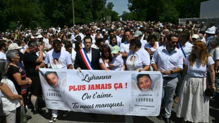 La tête du cortège qui a rendu hommage le 7 juin 2026 à Fleurance, dans le Gers, à Lyhanna, 11 ans, retrouvée morte trois jours auparavant