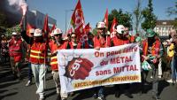 Des salariés d'ArcelorMittal, membres de la CGT, lors d'une manifestation à Dunkerque (nord de la France), le 1er mai 2025