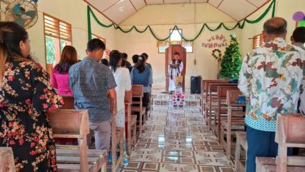 Des villageois assistent à la messe de Noël à l'église protestante d'Angkola, dans le village d'Aek Ngadol, le 25 décembre 2025, dans la province de Sumatra touchée par des inondations et glissements de terrain meurtriers, en Indonésie
