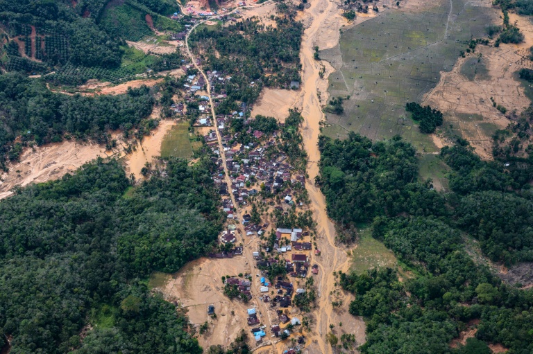 Vue aérienne des dégâts causés par les inondations et les glissements de terrain dans le district de Tapanuli, le 21 décembre 2025 à Sumatra, en Indonésie
