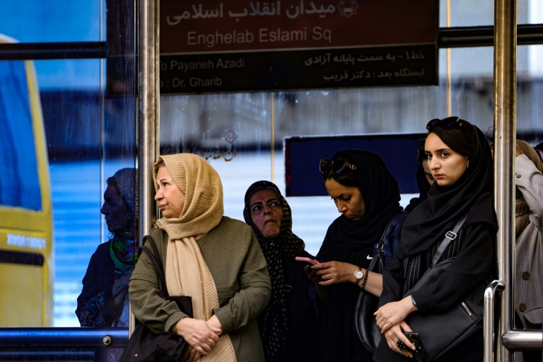 Des Iraniennes devant une station de transport public à Téhéran, le 28 septembre 2025