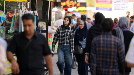 Des passants dans une rue animée de Téhéran, le 28 septembre 2025 en Iran