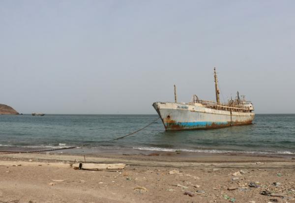 Un bateau à l'ancrage sur une plage du détroit de Bab el-Mandeb en mer Rouge, sur la côte sud-ouest du Yémen, le 24 juillet 2026