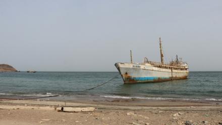 Un bateau à l'ancrage sur une plage du détroit de Bab el-Mandeb en mer Rouge, sur la côte sud-ouest du Yémen, le 24 juillet 2026
