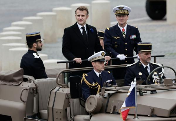Le président de la République, Emmanuel Macron (G), et le chef d'état major français, le général Fabien Mandon (D), à Paris le 11 novembre 2025 