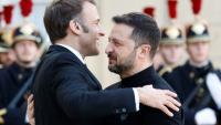 Emmanuel Macron (g) reçoit Volodymyr Zelensky au palais de l'Elysée, à Paris, le 26 mars 2025