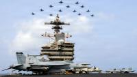 Une image rendue publique le 15 juillet par la marine américaine montre des appareils militaires volant en formation au-dessus du porte-avions George HW Bush en mer d'Arabie