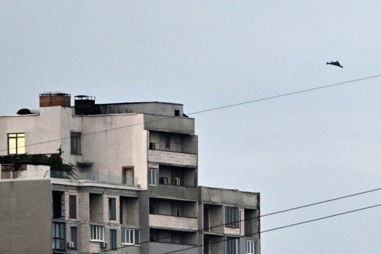 Cette photographie montre un drone lors d'une attaque aérienne russe à Kiev le 28 septembre 2025, dans le contexte de l'invasion russe de l'Ukraine
