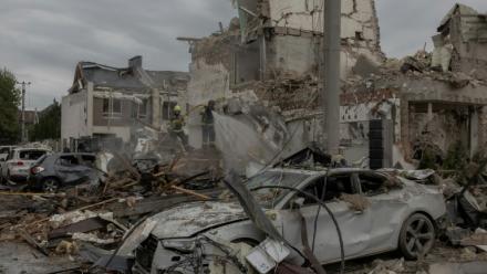 Des sauveteurs dans les décombres d'immeubles résidentiels touchés par une attaque de drones et missiles russes, dans les environs de Kiev, le 28 septembre 2025 en Ukraine
