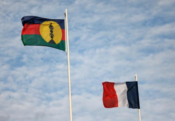 Le drapeau de Nouvelle-Calédonie au côté du drapeau français le 24 juillet 2023 à Nouméa
