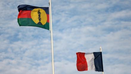 Le drapeau de Nouvelle-Calédonie au côté du drapeau français le 24 juillet 2023 à Nouméa
