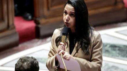 La ministre des Outre-mer Naïma Moutchou lors d'une séance de questions au gouvernement le 18 février 2026 à l'Assemblée, à Paris