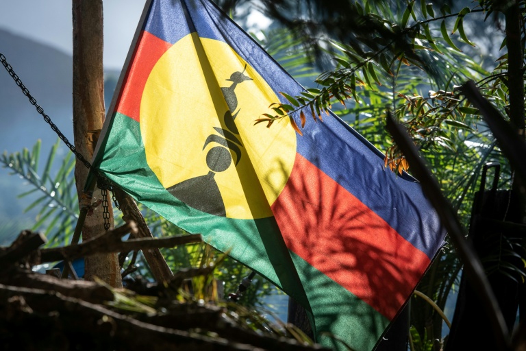 Le drapeau kanak lors de la première assemblée générale de la CCAT (Cellule de Coordination des Actions de Terrain) à Bourail, le 14 juin 2024 en Nouvelle-Calédonie