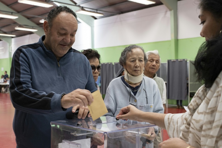 Des Calédoniens votent aux élections provinciales, à Nouméa, le 28 juin 2026