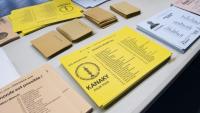 Des bulletins de vote dans un  bureau de vote à Nouméa le 28 juin 2026