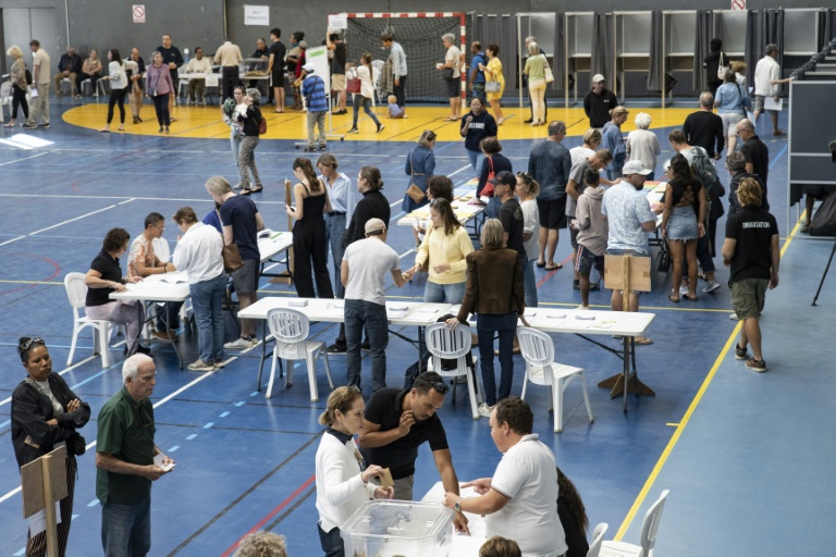 Des électeurs votent à Nouméa lors des élections provinciales, le 28 juin 2026 en Nouvelle-Calédonie