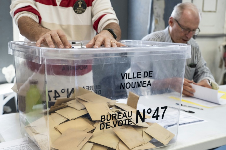 Une urne dans un bureau de vote lors des élections provinciales à Nouméa, le 28 juin 2026 en Nouvelle-Calédonie