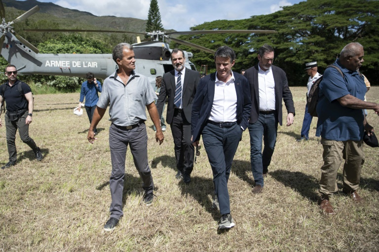 Le ministre des Outre-mer Manuel Valls en visite à Pouembout, en Nouvelle-Calédonie, le 1er mai 2025