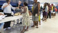 Des personnes au bureau de vote de Veyret-Kafoa à Nouméa en Nouvelle-Calédonie le 28 juin 2026
