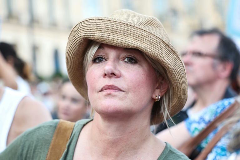 Flavie Flament participant à un rassemblement d'associations devant le ministère de la Justice pour demander une loi sur les violences faites aux mineurs, Paris, le 15 juin 2026