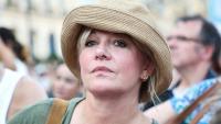 Flavie Flament participant à un rassemblement d'associations devant le ministère de la Justice pour demander une loi sur les violences faites aux mineurs, Paris, le 15 juin 2026