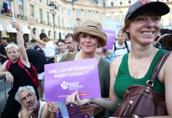 L'animatrice Flavie Flament, lors d'une manifestation devant le ministère de la Justice, pour réclamer une loi intégrale,  Paris, le 22 juin 2026