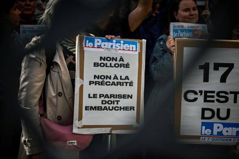 Des salariés du Parisien se rassemblent devant le siège pour protester contre la rumeur de vente du quotidien au groupe de médias Bolloré, à Paris, le 22 septembre 2025