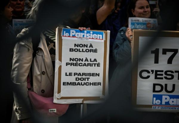 Des salariés du Parisien se rassemblent devant le siège pour protester contre la rumeur de vente du quotidien au groupe de médias Bolloré, à Paris, le 22 septembre 2025