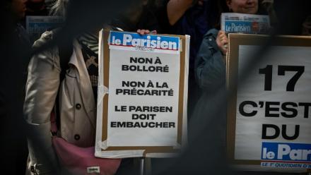 Des salariés du Parisien se rassemblent devant le siège pour protester contre la rumeur de vente du quotidien au groupe de médias Bolloré, à Paris, le 22 septembre 2025