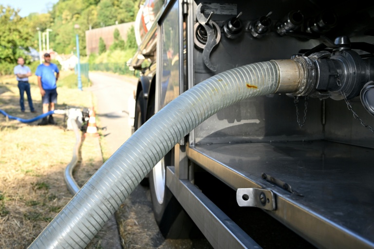 Un tuyau reliant un camion transportant de l'eau potable pour fournir la commune de Sainte-Marie-aux-Mines, dans l'est de la France, le 11 août 2026