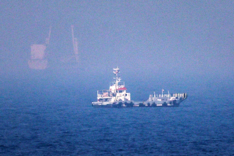 Des navires près du détroit d'Ormuz au large de Khor Fakkan, aux Emirats arabes unis, le 13 juillet 2026