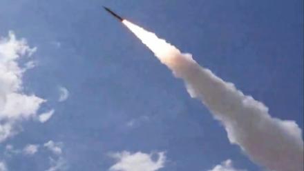 Photo d'un missile lancé depuis une localisation inconnue vers le Qatar, le Koweït et Oman, publiée le 17 juillet 2026 par les Gardiens de la révolution iraniens sur le site internet Sepah News