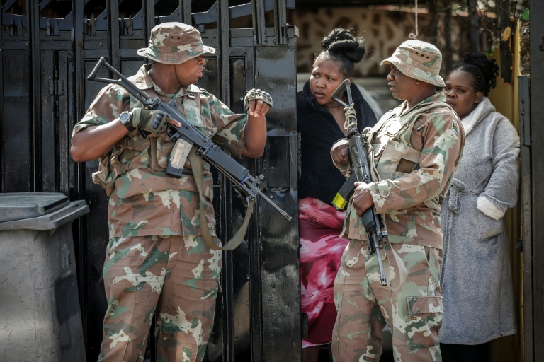 Des militaires de la Force de défense nationale d'Afrique du Sud (SANDF) près des lieux de la fusillade dans un bar de l'ouest de Johannesburg qui a fait 17 morts et 15 blessés, le 27 septembre 2026  