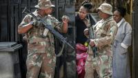 Des militaires de la Force de défense nationale d'Afrique du Sud (SANDF) près des lieux de la fusillade dans un bar de l'ouest de Johannesburg qui a fait 17 morts et 15 blessés, le 27 septembre 2026  