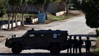 Un véhicule militaire israélien bloque l'entrée de Tammoun, au sud de Toubas, lors d'une opération militaire en Cisjordanie occupée, le 26 novembre 2025