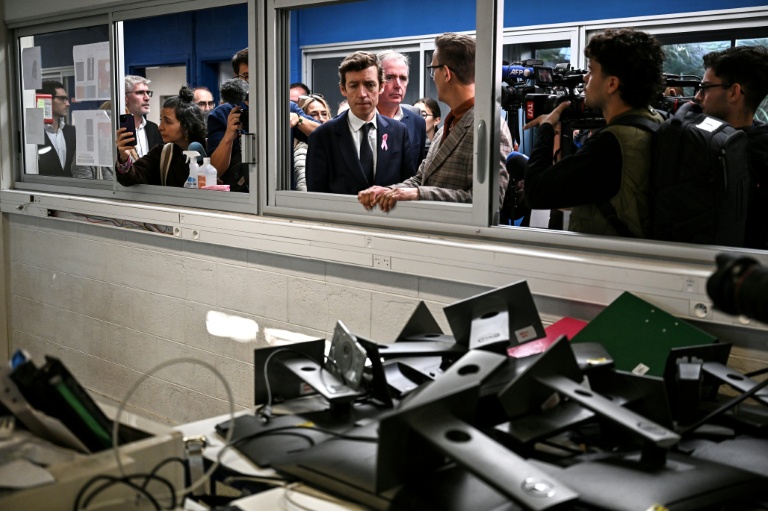 Le ministre de l'Education nationale Edouard Geffray (c) visite  le lycéen Les Iris, saccagé le 8 octobre 2026, à Lormont, le 15 septembre 2026 près de Bordeaux, en Gironde