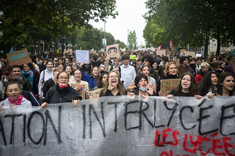 Des milliers de personnes manifestent, le 9 octobre 2026 à Nantes (Loire-Atlantique)