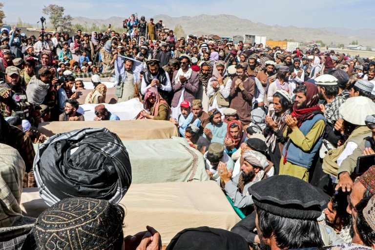 Des Afghans assistent aux funérailles de proches tués dans une frappe de l'armée pakistanaise, le 18 octobre 2025 dans la province de Paktika, dans l'est du pays