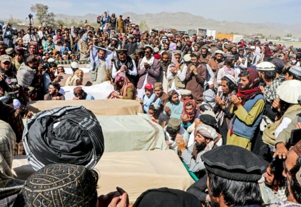 Des Afghans assistent aux funérailles de proches tués dans une frappe de l'armée pakistanaise, le 18 octobre 2025 dans la province de Paktika, dans l'est du pays 