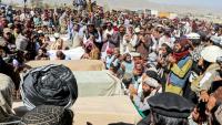 Des Afghans assistent aux funérailles de proches tués dans une frappe de l'armée pakistanaise, le 18 octobre 2025 dans la province de Paktika, dans l'est du pays 
