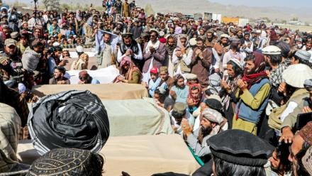 Des Afghans assistent aux funérailles de proches tués dans une frappe de l'armée pakistanaise, le 18 octobre 2025 dans la province de Paktika, dans l'est du pays 