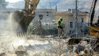 Une pelleteuse dégage les décombres lors que des secouristes recherchent des survivants après une frappe aérienne israélienne nocture sur le village de Kfar Remmane, dans le sud du Liban, le 7 septembre 2026