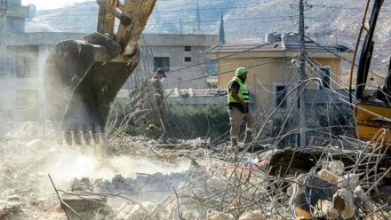 Une pelleteuse dégage les décombres lors que des secouristes recherchent des survivants après une frappe aérienne israélienne nocture sur le village de Kfar Remmane, dans le sud du Liban, le 7 septembre 2026