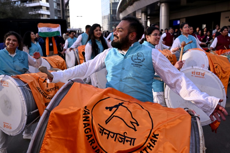 Des membres de la diaspora indienne se rassemblent avant la réception du Premier ministre Narendra Modi dans un stade à Melbourne, le 9 juillet 2026