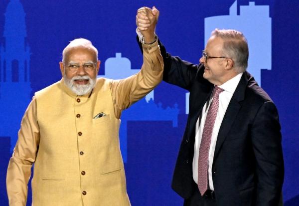 Le Premier ministre autralien Anthony Albanese (D) avec son homologue indien Narendra Modi (G) à Melbourne le 9 juillet 2026