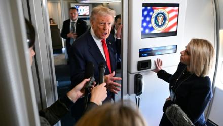 Le président américain Donald Trump répond à des journalistes à bord de l'avion présidentiel Air Force One avant son départ de la base aérienne d'Andrews, près de Washington, le 31 octobre 2025