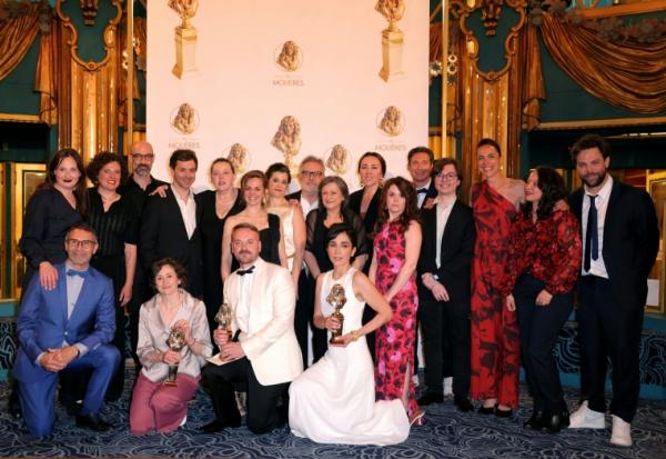 La troupe de "Le procès d'une vie" pose avec le Molière du Théâtre privé, aux Folies Bergères le 4 mai 2026 à Paris 